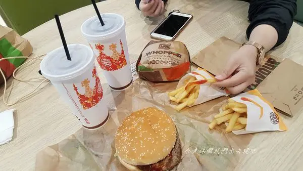 漢堡王/秀泰文心店。嚐嚐火烤的滋味。到漢堡王官網找優惠劵出示圖片超划算的