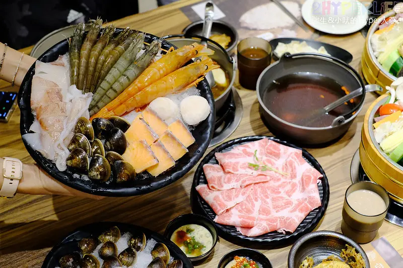 豐富有機葉菜隨你吃，海鮮拼盤買大送小超划算！飲料冰品自助吧也無限飲用，麻油烏骨雞鍋限量上市快趁立冬補一波～～