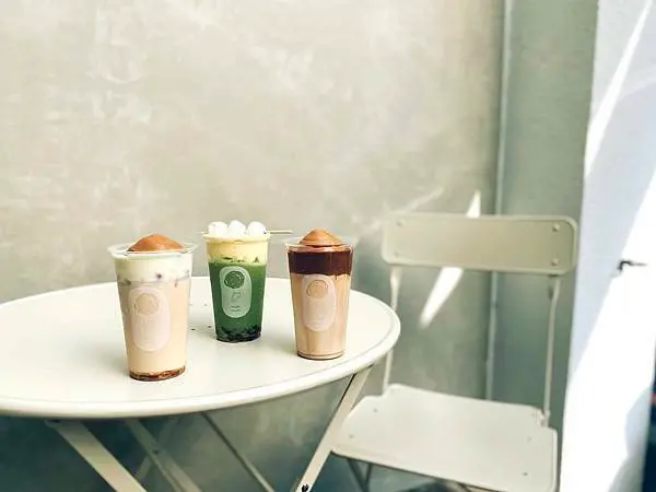 【台中勤美】麥吉 Machi Machi 新品上市囉！熱門打卡、質感文青系飲料店，好像在華山或駁二參觀藝術展！漸層飲料都又美又好喝！台中飲料/勤美飲料/菜單