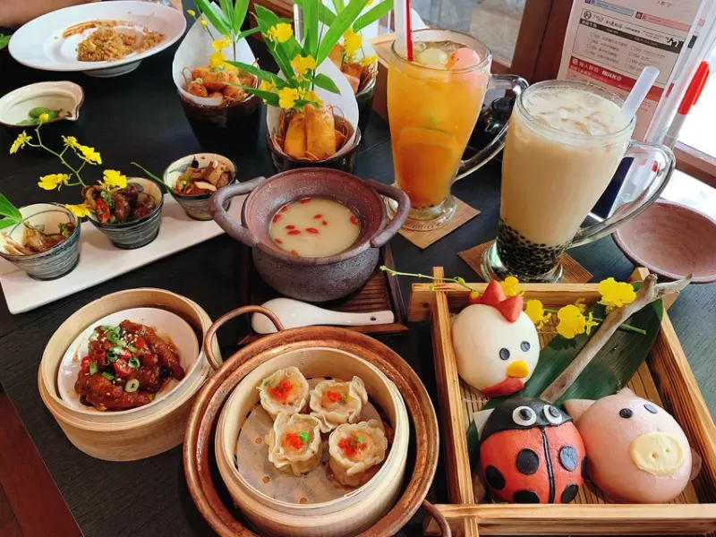 《桃園❤️桃園區》位在市中心的日式世外桃源，來「青沐煮雨．人文茶館」悠閒品嚐港式小點放鬆一下吧