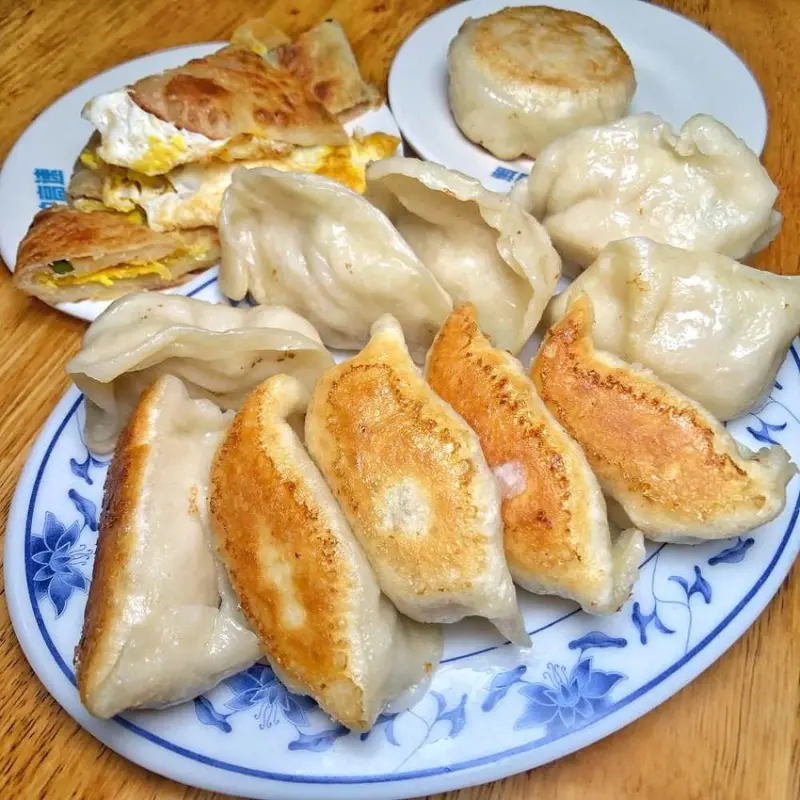 傳統北方眷村古早味【張記早餐店】飄香在地40年 每日現做蔥油餅香酥脆 生意強強滾 | 小白只饗ㄔ美食