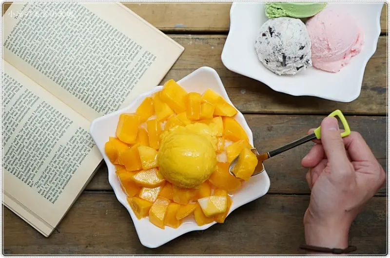 台中一中高cp戰豆冰║隱藏巷弄中，手工冰淇淋任選三球只要40元，夏日限定超級芒果鮮果冰通通銅板價，清涼又消暑