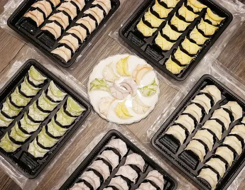 心玥水餃 - 皮薄餡多手工水餃宅配冷凍，多種口味搭配繽紛餃皮，讓晚餐不止視覺繽紛，味覺也相當精彩，鮭魚口味的水餃想嚐鮮要快