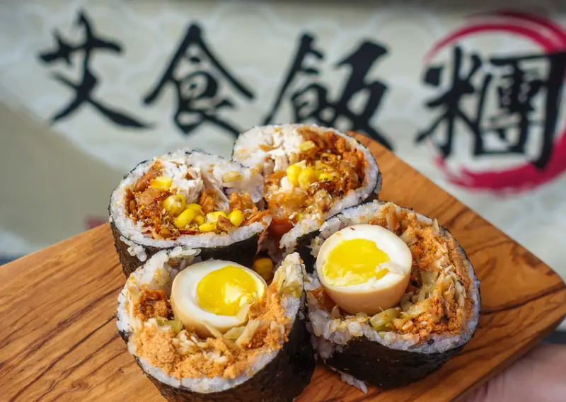 [高醫早餐推薦]艾食飯糰-包糖心蛋的巨無霸創意飯糰~高醫商圈熱門IG打卡美食! - 美食好芃友