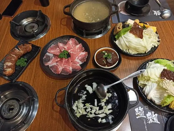 <吃飽>嘉義必吃鑄鐵鍋物【小旬湯】料多味美，深植人心＊沒訂位，只能碰運氣！超殺海鮮鍋，現正特價中！＊嘉義必吃＊嘉義美食