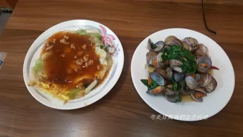 臻巧味。有肉燥的蚵仔煎。還有菜單沒有的現炒赤嘴