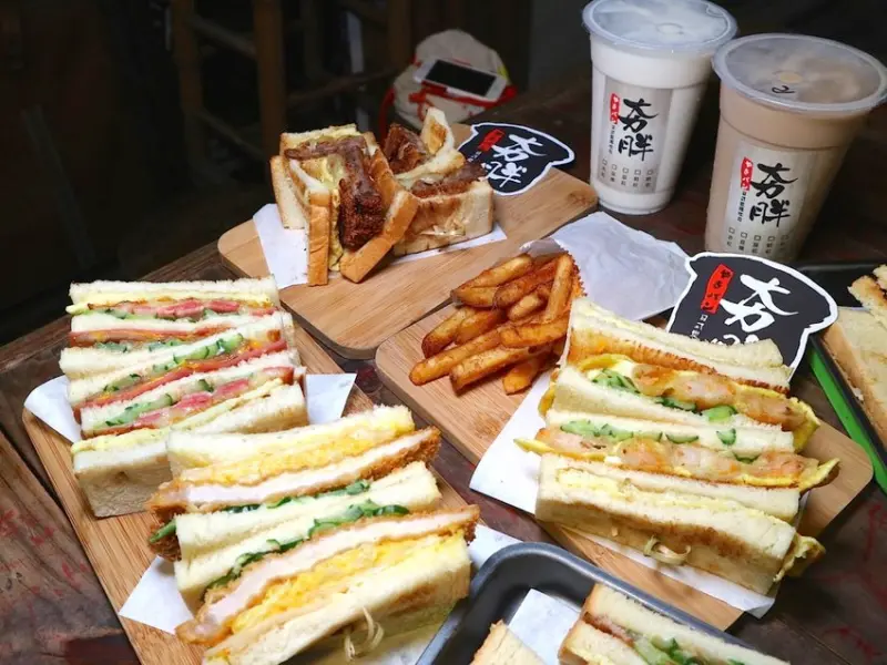 夯胖 日式炭烤吐司-台南總店：台南宵夜無極限！炸牛排.炸蝦口味的碳烤土司你吃過嗎？｜台南必吃排隊美食.宵夜場 - 進食的巨鼠