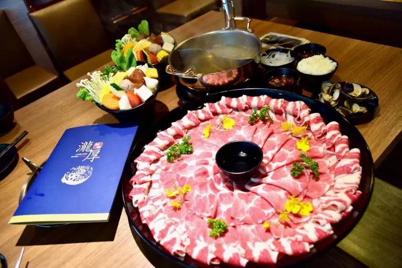 【台北民生社區美食】瀧厚鍋物 敦北店 ~ 50盎司大胃王套餐 滿足愛吃肉的你，貼心備有兒童遊戲室，讓你優雅吃飯不用吼小孩 ! 