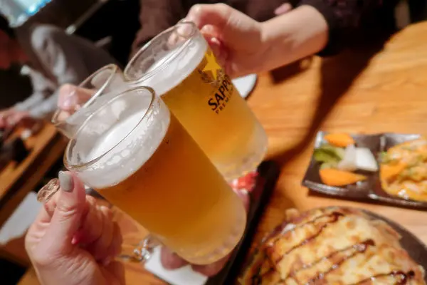 【哎呦好味】台北東區 - 超豪邁的高CP值居酒屋，入口即化鮭魚火焰捲 x 創意菜色，加碼飲の放題！市民大道居酒屋推薦