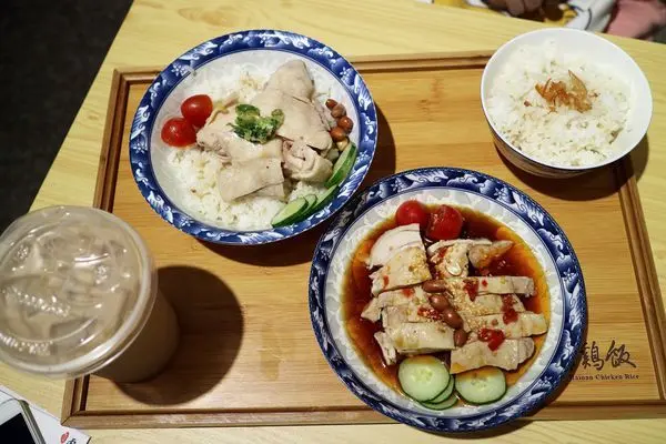 高雄左營區=<食>虎爺雞飯~舒服又帶點日式文青風的小空間＊吃上一碗美味又道地的海南雞飯＊炎炎夏日很涮嘴=
