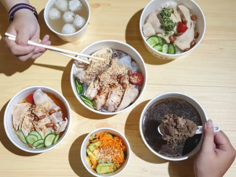 高雄美食||虎爺雞飯-夏天來份海南雞與口水雞飯，雞肉鮮嫩又清爽||左營區、海南雞飯