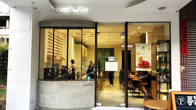 【台中西屯】1%Bakery發現台中最夯的乳酪蛋糕，推薦綠豆沙牛奶與鹹蛋黃餅乾乳酪蛋糕 父親節優惠中.