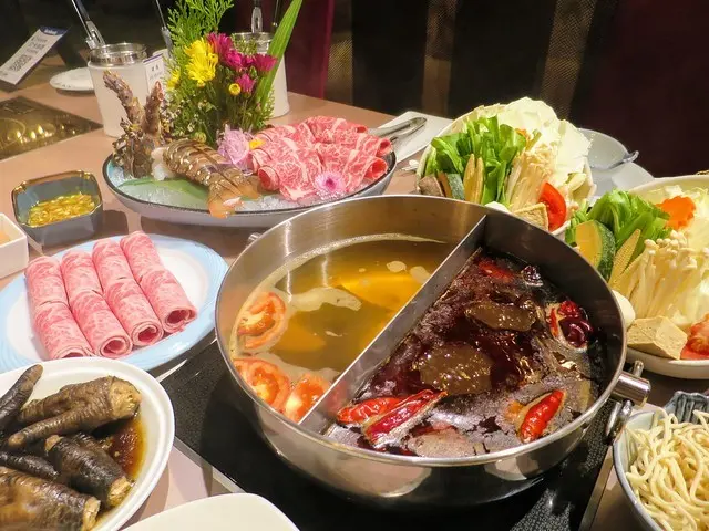 【台北麻辣鴛鴦火鍋】木蘭閣，七彩活龍蝦肉質細緻，麻辣湯底麻香帶辣!(近捷運小巨蛋站)