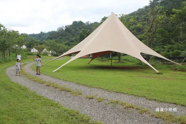 【高雄。美濃秘境】蝶舞澗-說走就走的豪華露營glamping，細細品嚐在地一泊三食的客家飲食文化，靜靜的欣賞漫天翩翩起舞的黃蝶海，夜晚伴著滿天星空和蟲鳴聲入睡，輕鬆享受五星級的兩天一夜親子小旅行！