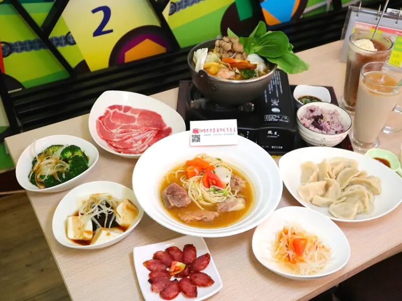 紅豬弟弟小北區養生蕃茄排骨麵.親子餐廳/小北育德店：新鮮蕃茄簡單調味熬煮番茄湯汁，讓你吃的健康營養又安心｜全台宅配手工水餃 - 進食的巨鼠