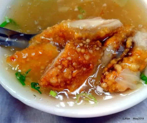 (大稻埕永樂市場周邊美食)「萬華紅燒土魠魚焿」--- 土魠魚焿肉鮮湯甜，天婦羅Q彈好咀嚼! 