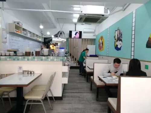 【北捷｜府中美食】萬芳冰室｜目前喝過最好喝的鴛鴦和絲襪！心心念念的道地港味，正餐午茶都好吃