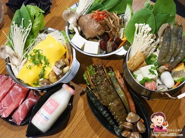 華亞科技園區附近有一家乾燥花貨櫃火鍋店，有好吃的藥膳雞火鍋，更有超值的起司丼飯~必點必點!!