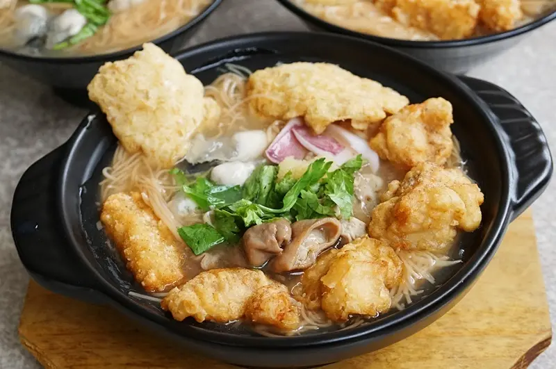 一碗七種海陸配料超浮誇，還可加點厚切雞排跟Q彈炸麻糬，萬華最狂麵線就這家！