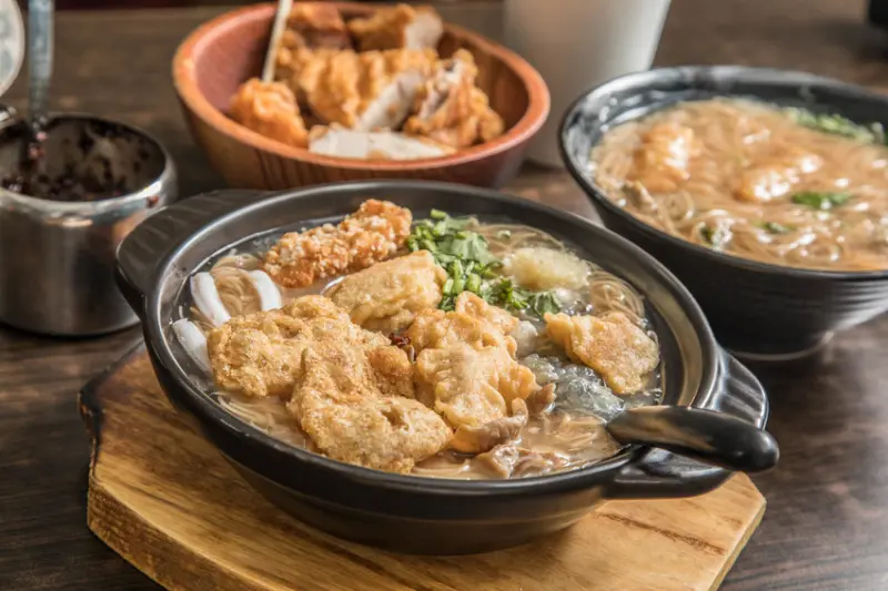 [台北萬華]龍山寺美食推薦，滿出來了，超浮誇七種配料魔霸麵線！賴桑透抽蚵仔麵線 - 大手牽小手。玩樂趣
