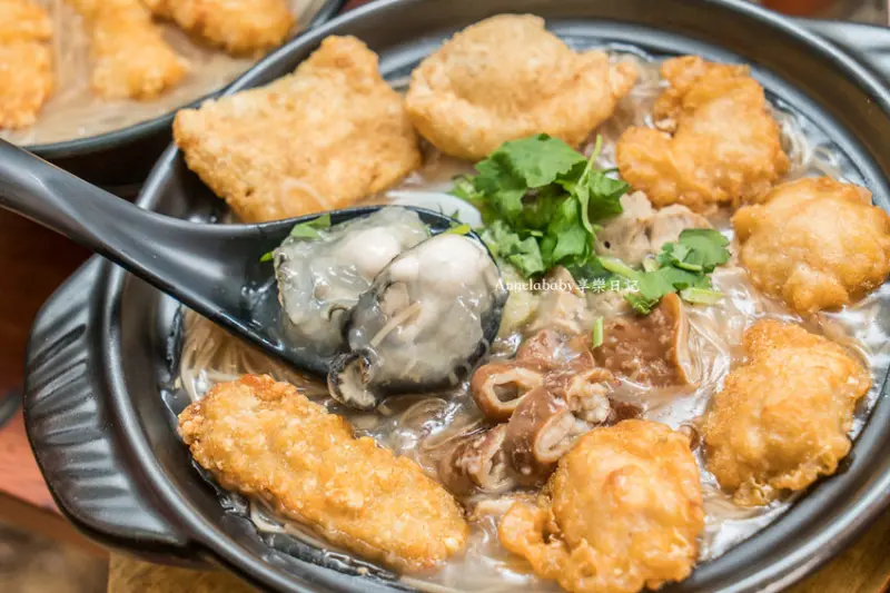 萬華必吃｜賴桑透抽蚵仔麵線 海陸麵線40元起、巨無霸噴汁大雞排、神級美味的牽絲限量炸麻糬、銅板美食、龍山寺拜拜必吃