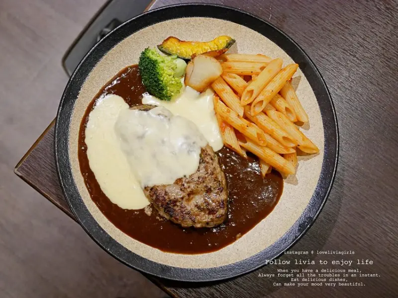 【東區漢堡排】大安區美食 山本漢堡排│國父紀念館站美食│手工現作 ❤跟著Livia享受人生❤