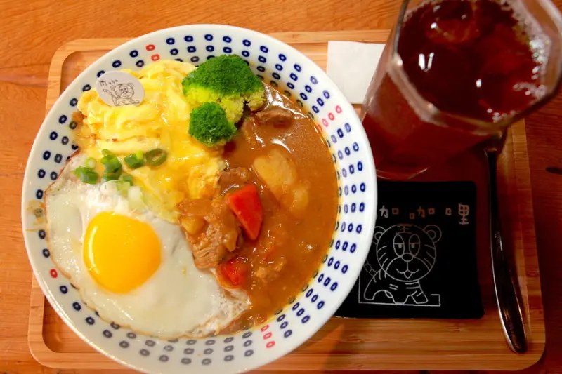 吃。台南|中西區|  專賣咖哩飯。新店報報，充滿老宅日式氛圍，整體餐點美味定價合理「肉咖咖哩」。