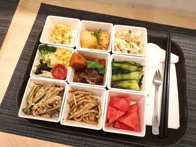 【捷運南京復興站美食】糰粥舖，九宮格定食/養生粥/飯糰/刈包，排骨粥、五穀飯可免費續!(近遼寧夜市巷內)