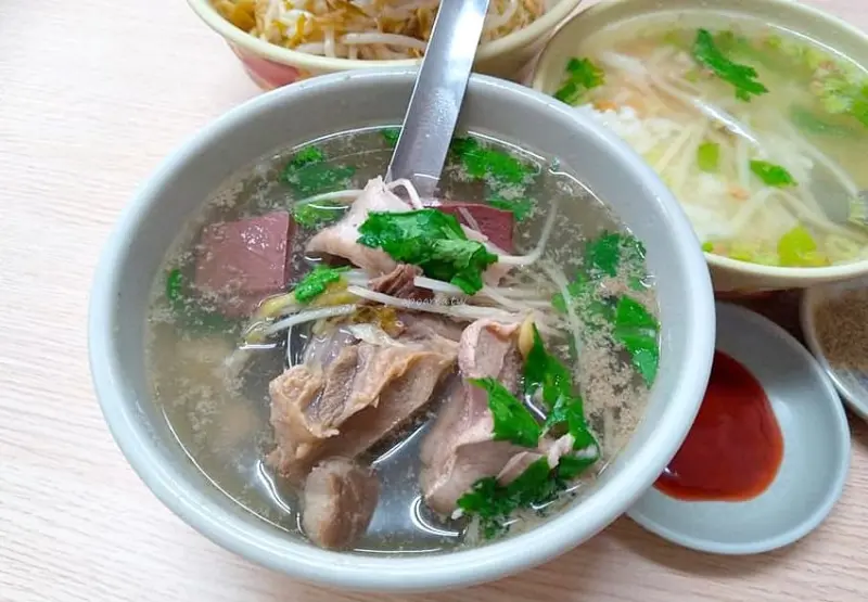 黑白切｜10元肉粥這裡吃 台中銅板美食 炸燒肉小菜綜合湯 24小時營業