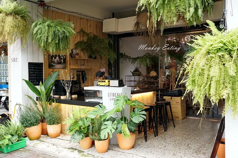 【台中豐原】Stockie Coffee│​​由咖啡車轉型騎樓咖啡，充滿綠意植栽的隱密小角落│豐原咖啡推薦