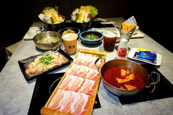 [高雄美食] 貳堂火鍋- 苓雅區宵夜品質鍋物x獨特墨西哥辣奶湯/ 爆炒牛肉鍋/ 高雄火鍋推薦/ 三多火鍋 宵夜火鍋