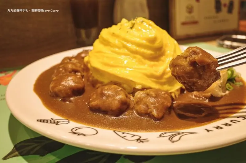 新莊美食。喜歡咖哩Love Curry。日式旋轉咖哩蛋包飯。自由加價配料。加飯加醬免費。小熊軟糖、特調酒很好喝！(內有菜單)近捷運新莊站、新莊體育館