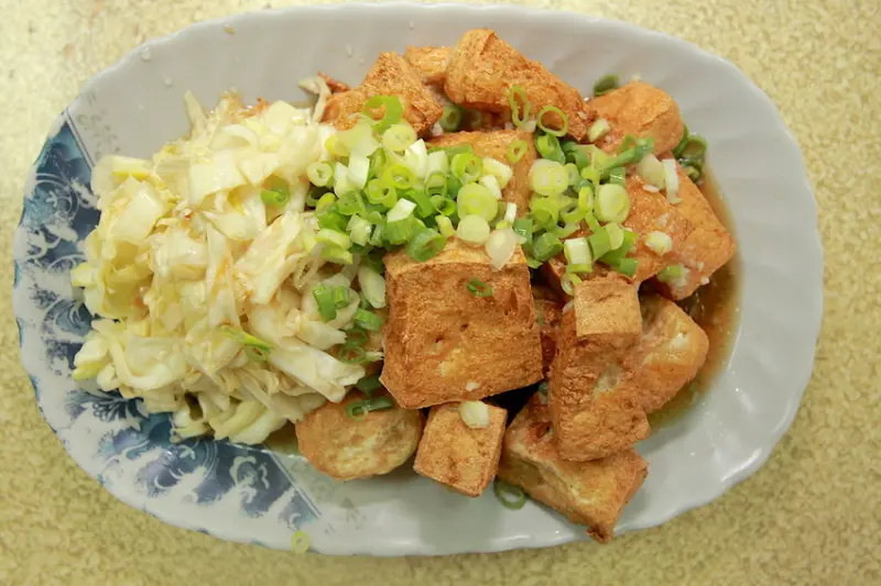 吃。台南|東區。食尚玩家採訪過，偏軟嫩滋味且臭味不足の臭豆腐，份量多很超值「台南土地公臭豆腐」。