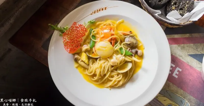 高雄小港︱奧斯丁人文咖啡館　水上草屋和多樣化餐點，捷運站附近網美拍照餐廳！Austin Coffee