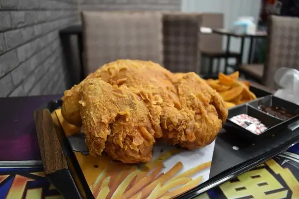 高雄美食【爆Q美式炸雞 武廟店】超多汁的深夜炸全雞／消夜／消夜／熊貓外送／菜單／好吃的山藥捲／甜蜜蜜的煉乳銀絲捲