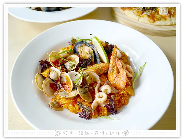 [台南食記] KK Tea House茶坊~海安路平價餐廳！米其林二星主廚駐店！大推海鮮燉飯、章魚燒披薩、黑糖珍奶！