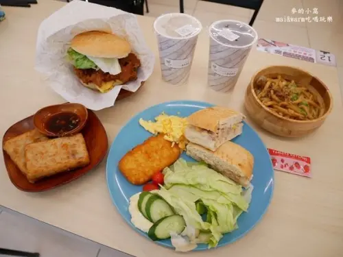 平鎮美食︱早安公雞農場晨食(桃園平鎮文化店)，浩克雞腿排老麵堡、咖哩飯份量好大