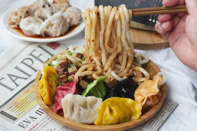 台南美食｜吾皇萬歲餃子麵食館-主打多種彩色餃子，酢醬麵醬汁入味超滿足