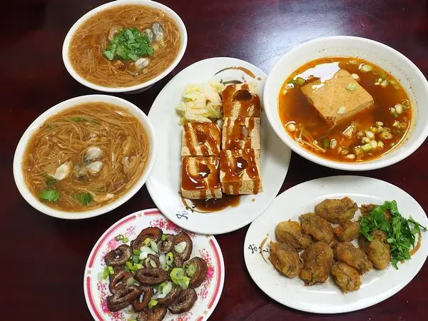 這家在義民路消防隊對面的臭豆腐非常好吃，有人幾乎天天報到，一口氣就是點兩盤臭豆腐，超狂的好吃!