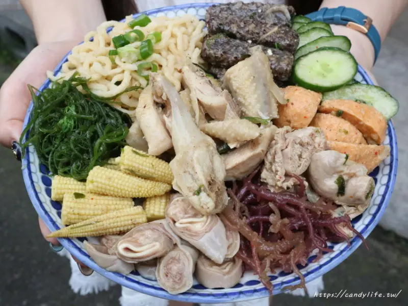 台中在地人鹽水雞，品項超過50樣，價格超親民，配菜洋蔥、黃豆芽、海帶芽免費加！