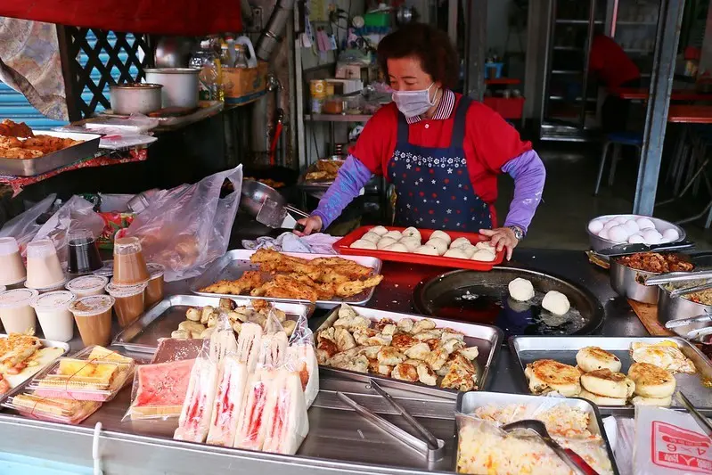 屏東小琉球美食『大眾早餐店』39年老店，古早味蛋餅、招牌蔥油條、小熱豆、饅頭、割包、三明治，服務態度不親切！