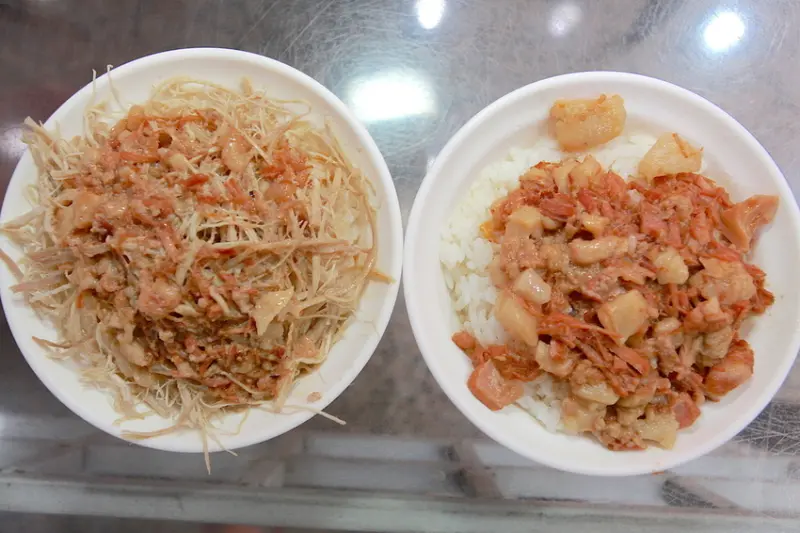 吃。高雄|鼓山區| 飄香超過50年，北高雄文信路分店，整體口感中規中矩「郭家肉燥飯」。