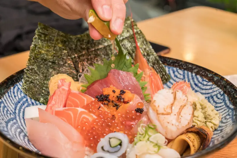 信義區最佛心的豪華海鮮丼｜安吉食堂 百元商業午餐、永春站美食、平價日本料理