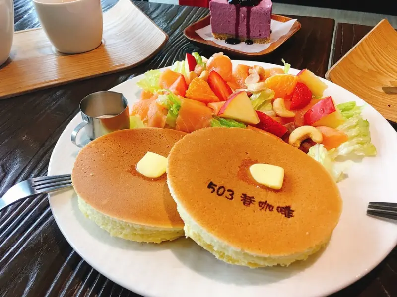 《桃園❤️大溪》503巷咖啡🥞公路旁的溫馨小店，日式鬆餅卡哇衣～（桃園美食、大溪美食、桃園下午茶、大溪下午茶、桃園不限時咖啡、大溪不限時咖啡、不限時咖啡廳）