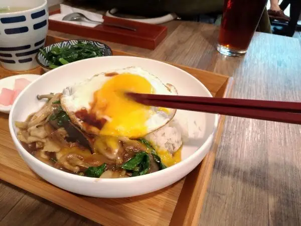 【北捷｜亞東醫院美食】一餐溫飽｜板橋也有文青便當店了！食材新鮮的家常美味，提供foodpanda、Uber Eats精緻餐盒外送，上班族的小確幸❤️