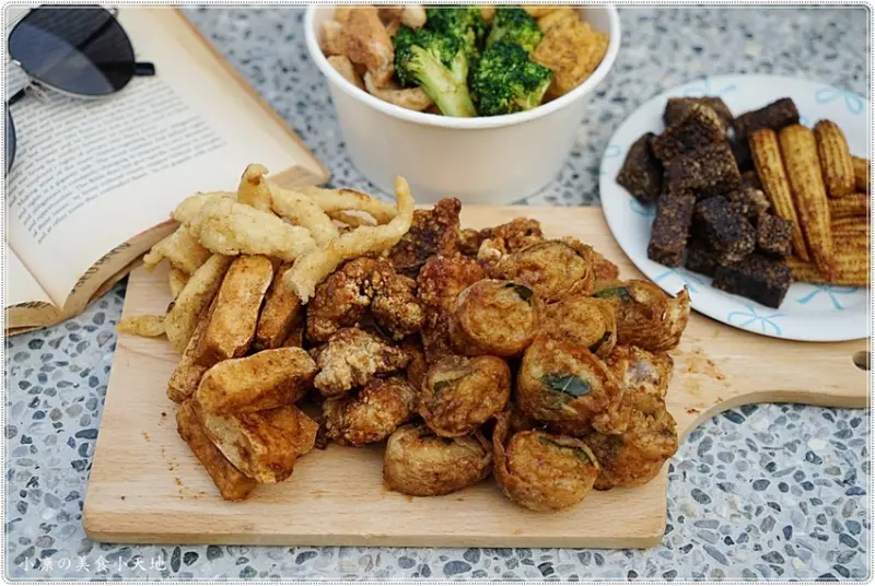 銓仔炸雞║風靡在地人氣炸物美食！獨創限量雞皮飯捲、雞皮蔥捲，吃貨不能不知的宵夜邪惡首選~~