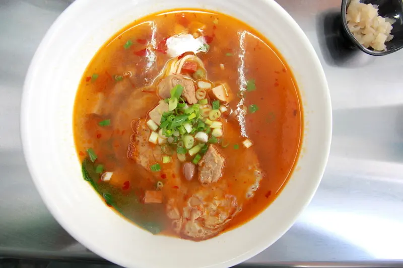 吃。高雄|鼓山區| 新店報到。獨特菜色の設計，整體餐點美味定價合理範圍「來吃麵」。