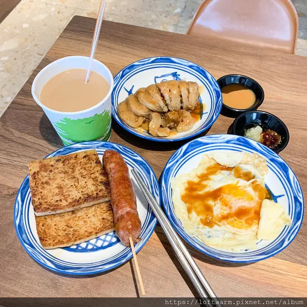 李記金鑲白玉粄 網友推薦必吃大腸圈糯米腸 港式蘿蔔糕半熟蛋香腸的有趣套餐 南部風味的傳統古早味...