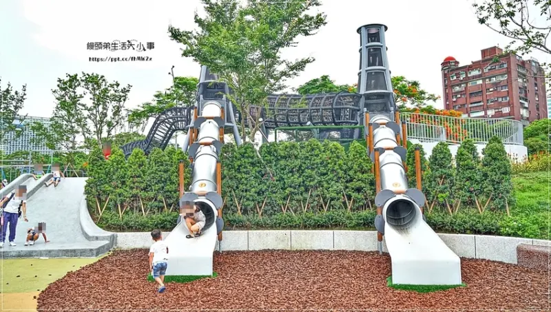 【台北景點】華山大草原共融遊戲場／忠孝新生站～親子同遊，最吸睛的煙囪遊戲塔、水沙世界，極限滑索、飛天鞦韆、大坡面溜滑梯，玩到讓小朋友不想回家