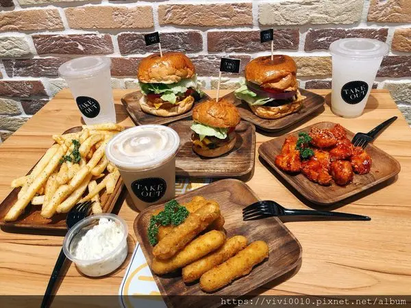 圓圓家愛吃貨-<新北林口美食>三井outlet美食街的美式餐廳，每天現做的手工漢堡Take Out Burger&Cafe，還有三井限定迷你版喔